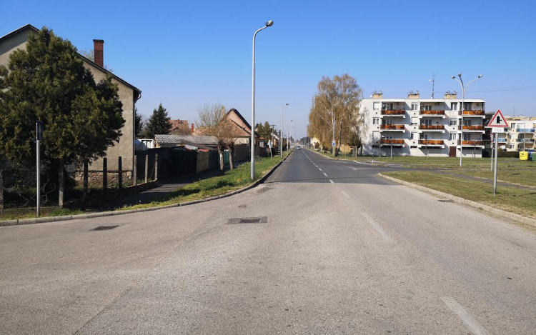 Egy kilométer hosszan épül újjá a járda a Gróf úton