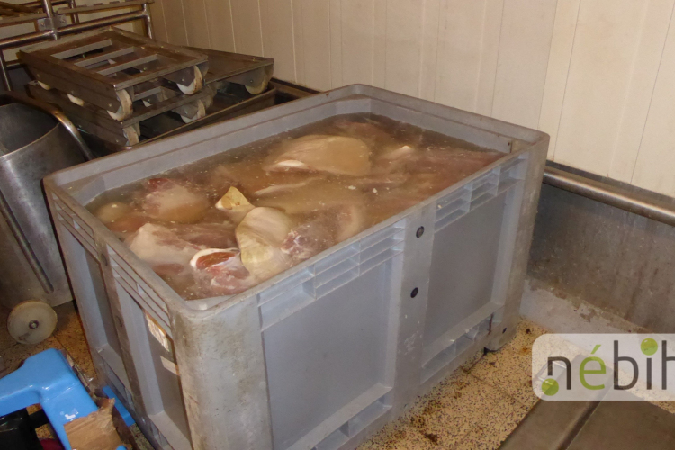 Felfüggesztettek egy húsüzemet - VIDEÓVAL