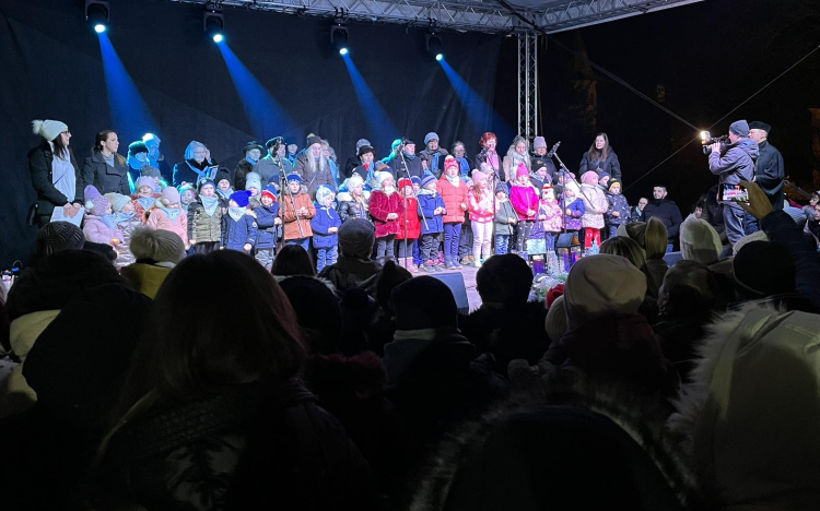 Fellobbant a harmadik gyertya is az adventi koszorún