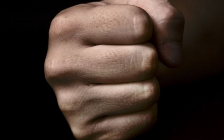 Két autót is megrongáltak dulakodás közben