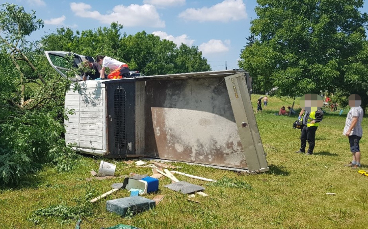 Árokba borult tehergépkocsijával az ittas sofőr Marcaltőnél