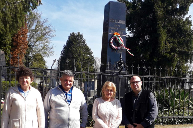 Koszorú az első népképviseleti országgyűlés elnöki futárának sírjára