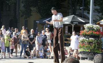 Vasárnap délután is sokan játszottak a Fő téren és a Várkertben