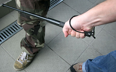 Viperával és késsel mentek egymásnak