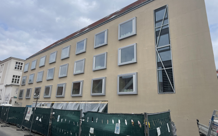 Elbontották az állványzatot, előbukkant a Refi új internátusának homlokzata