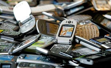 Fiataloktól vette el mobiltelefonjukat