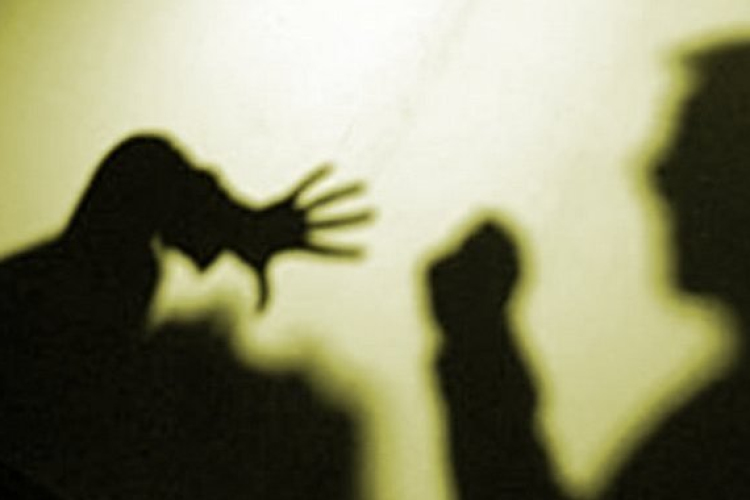 Eltörte élettársa gyűrűsujját