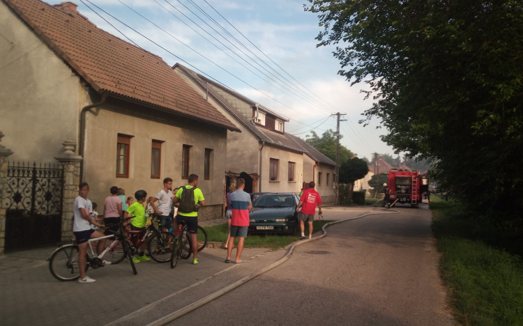 Kiégett egy családi ház melléképülete a Negyedik utcában
