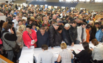 Több százan az állásbörzén Pápán