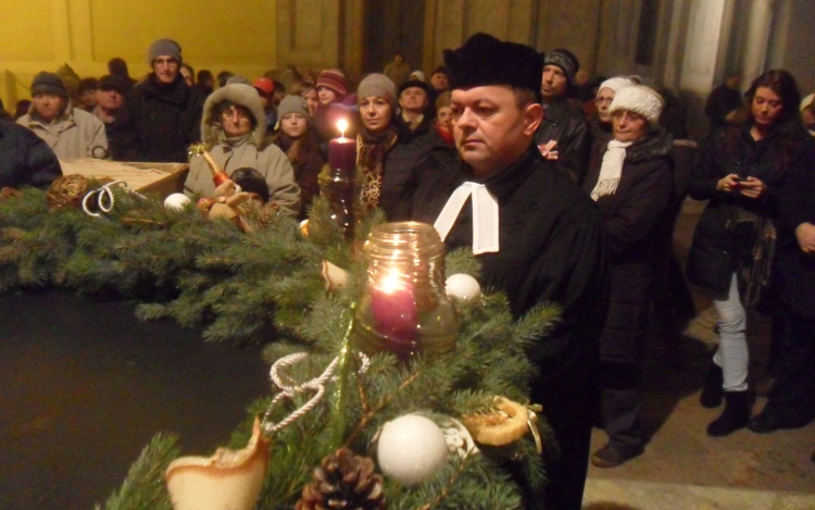 Ég a harmadik gyertya is az adventi koszorún