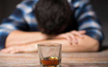 Kaput és zárat rongált, sőt még a kukát is kiborította 