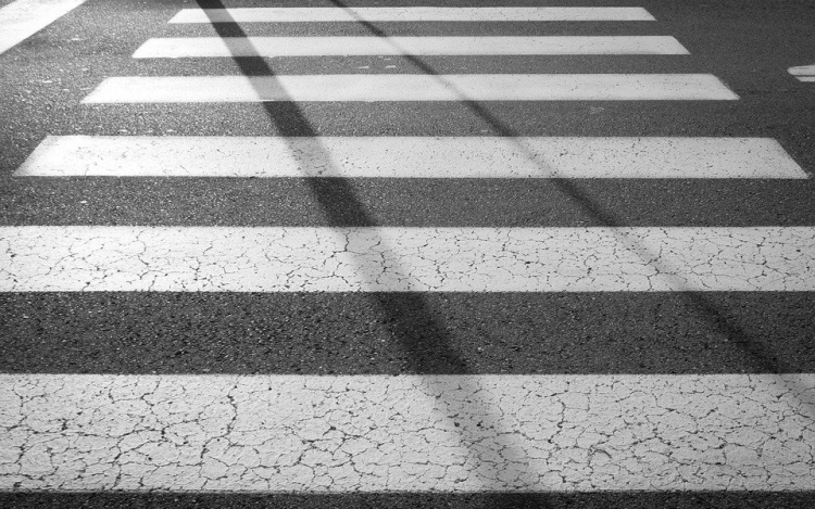 Gyalogátkelőhelyen sodort el egy anyát és gyermekét