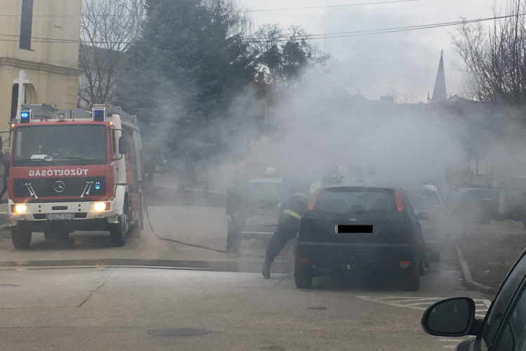 Egy autó füstölt az Anna téren