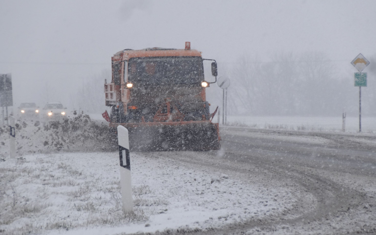 Megérkezett a havazás - Pápa útjai havasak, latyakosak, sónedvesek