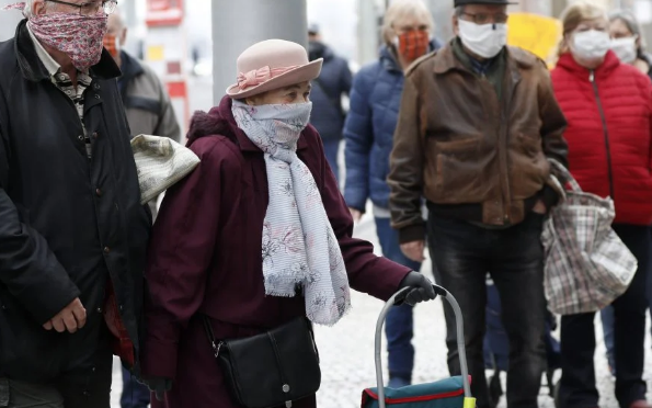 Eltörölte a kormány az idősek vásárlási idősávját