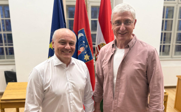 A pápai Városházáról posztolt Gyurcsány Ferenc