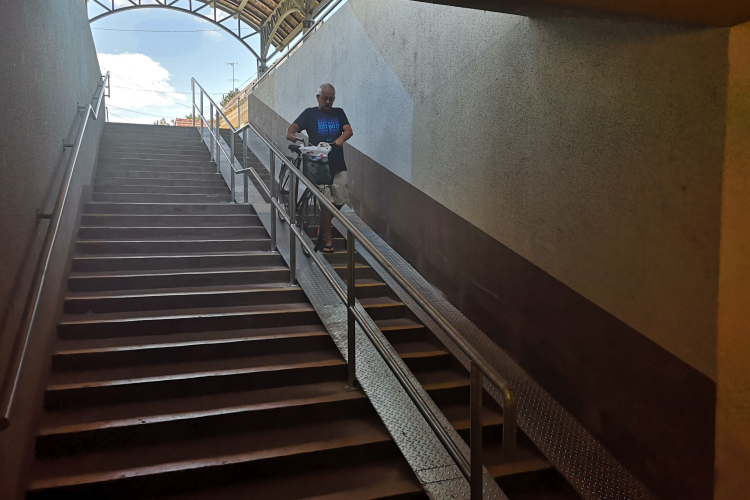 Rámpát készítettek a vasúti aluljáró lépcsőihez