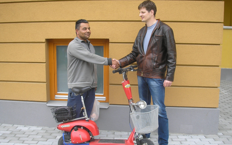 Motoros rollert lopott ismerősétől