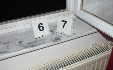 A nyitott ablakon át vitt el több százezer forintot