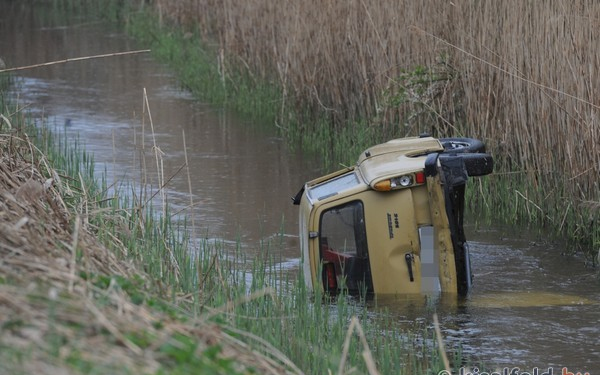 Lopott trabant a patakban Győrszemerénél