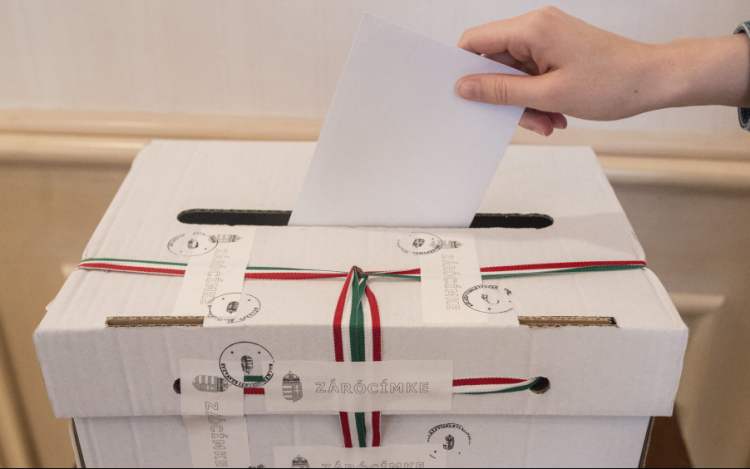 Kell-e népszavazást tartani olyan kérdésekben, amik eddig nem voltak jellemzőek az oktatási intézményekben