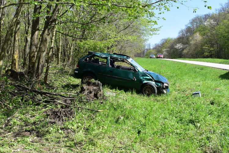 Nem kötötte be magát, súlyosan megsérült Pápa és Zirc között
