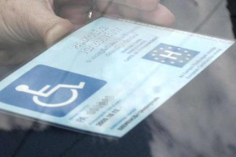 Jogtalanul használta a mozgáskorlátozott igazolványt a pápai férfi