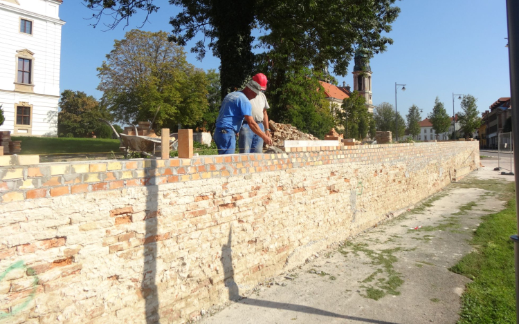 Jól halad a kastélykerítés újjáépítése