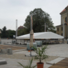 Fugáznak, aszfaltoznak, építik a színpadot a Fő téren