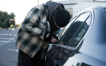 Két autót is elkötött egy hét alatt egy pápai fiatal