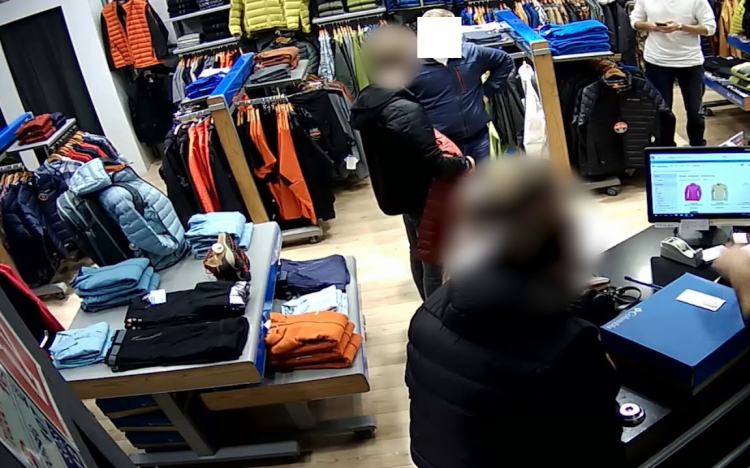 Kabátot akart lopni