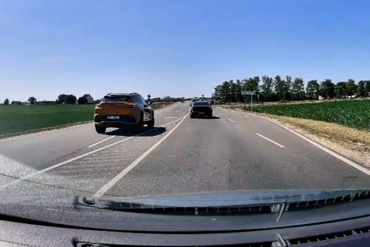 Záróvonalak, forgalomtól elzárt terület, beláthatatlan útszakasz - Semmi nem volt akadály a pápai elkerülőn