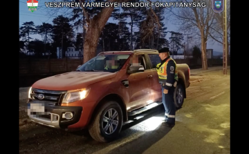 Az autók világítóberendezéseit ellenőrizték a rendőrök