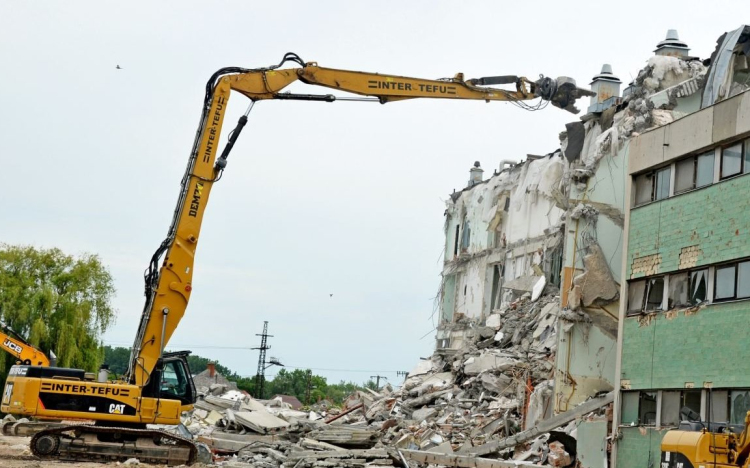 Bontják a kapuvári húsgyárat