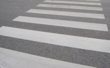 Két gyalogost sodort el a zebrán a sofőr, a rendőrök eljárást indítottak ellene