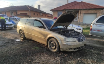 Három és fél év börtönbüntetést kapott a Pápa közelében 11 migránssal elfogott embercsempész