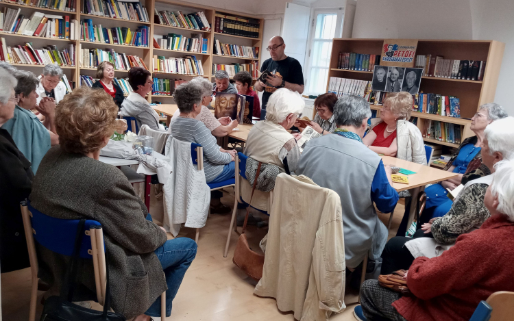 Júniusi műkedvelő kerekasztal 