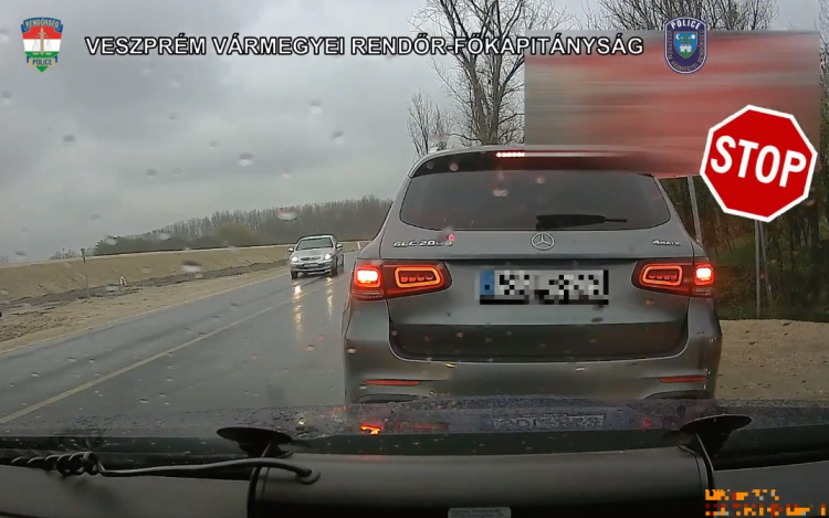 Újra pofátlan(tan)ítottak a rendőrök, Pápánál is volt dolguk