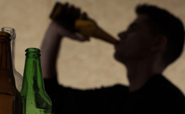 Összevesztek a zenén a kocsmában, sörösüveg dobálás lett a vége