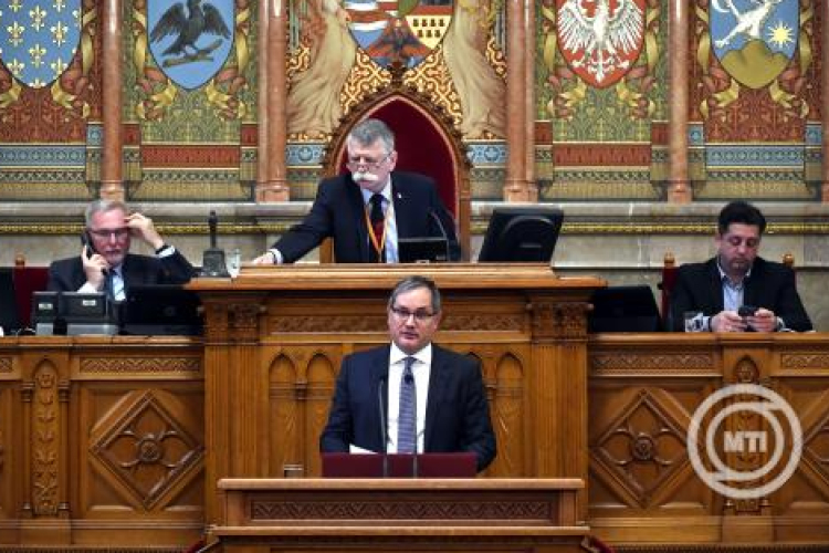 Háborúellenes költségvetésnek nevezte el Nagy Márton a jövő évi büdzsét