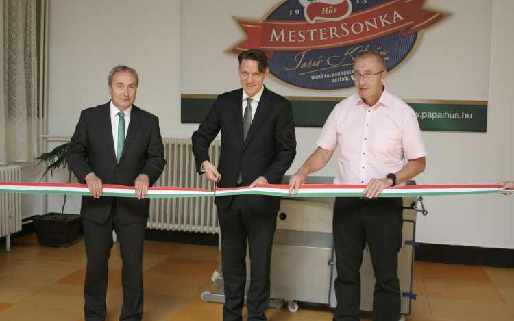 Kétmilliárdos beruházást adtak át a pápai húsgyárban!