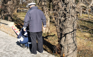 A rendőrség is keresi az autóst, aki nekihajtott a Szent István úti támfalnak