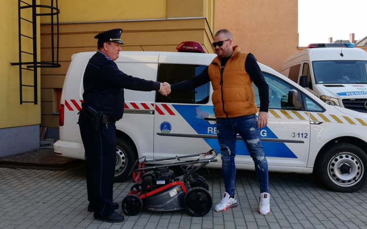 Visszaadták a pápai rendőrök a lopott fűnyírót