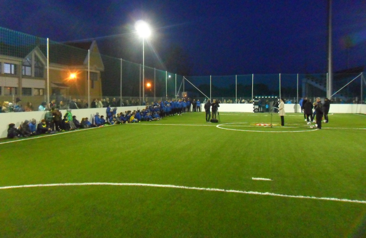 Műfüves pályával gazdagodott a pápai utánpótlás futball