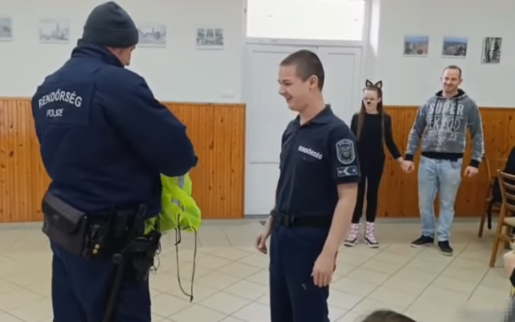 Egy homokbödögei fiú farsangját tette felejthetetlenné a pápai rendőr! - Videó