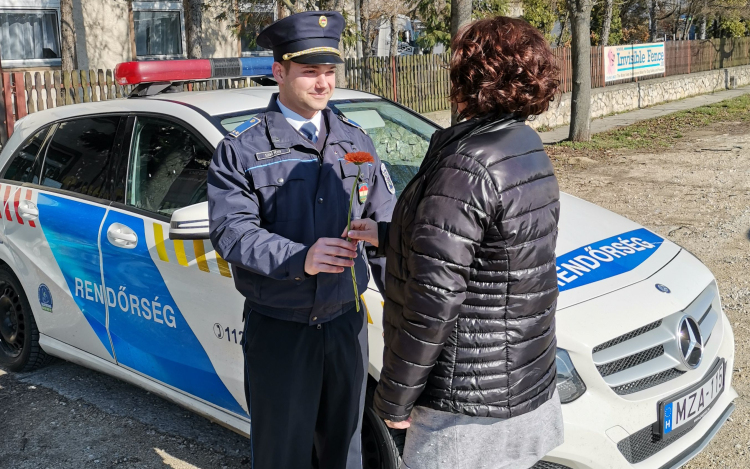 Ajándékot adtak a rendőrök, nőnap alkalmából