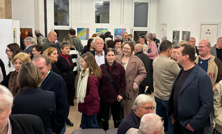 Pápai képzőművészek alkotásaiból nyílt tárlat a JMK színházépületében