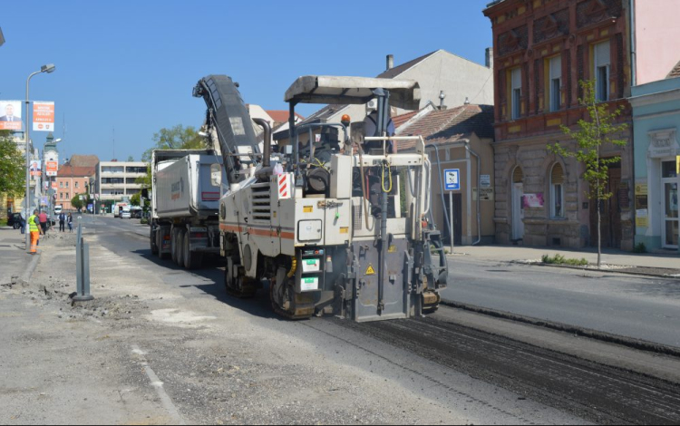 A régi aszfalt felmarásával folytatódik a munka a Jókai utcán