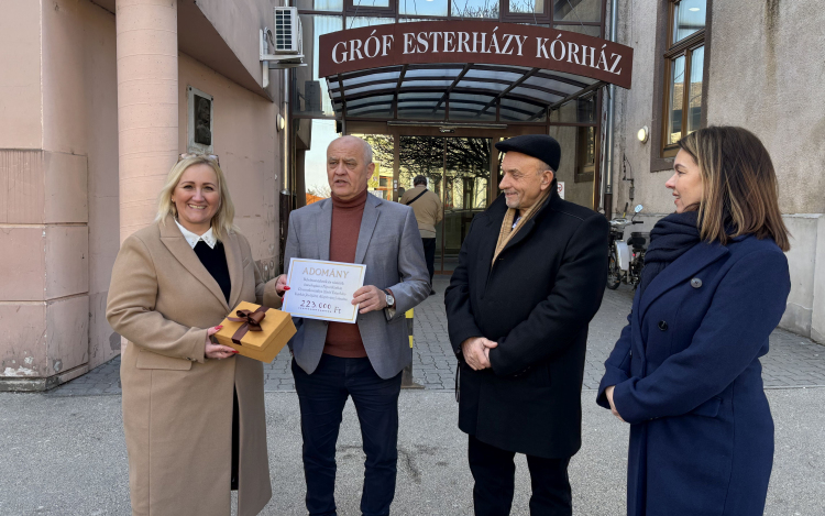 Átadták a kórház gyermekosztálya javára a belvárosi üzletek adományát