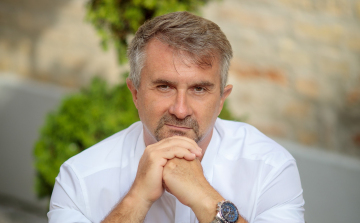 Unger Tamás a petícióról: hangulatkeltő modern magyar gárdista masírozás a pápai online térben